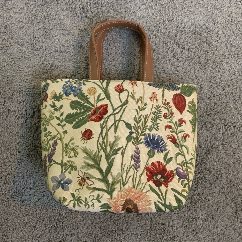 🆕BOUTIQUE-Size OS-Beautiful Embroidered Flower Print Bag w/Zipper Closure-NWOT